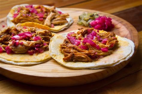  Cochinitas Pibil: Uma Sinfonia de Sabores Azuis e Acidez Tropical que Explode na Boca!