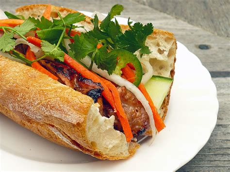  Bánh Mì De Tonghua: Uma Explosão de Sabores Picantes e Texturas Aveludadas?