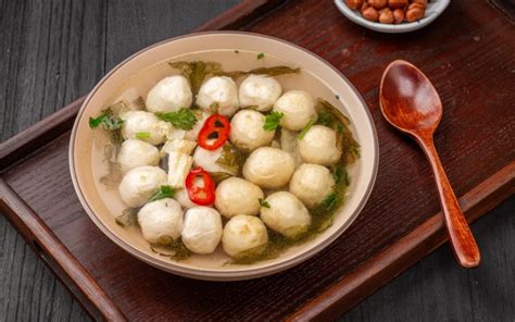  Fuzhou Fish Balls: Uma Sinfonia de Texturas Suaves e Sabores do Mar