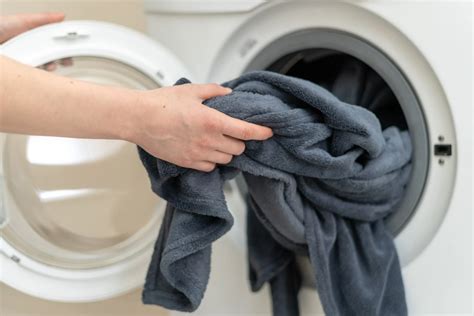 How to Dry an Electric Blanket: A Comprehensive Guide and the Curious Case of Sleeping with Socks On