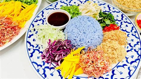  Khao Yam Gai: Uma Sinfonia Tropical de Sabores Picantes e Azuis Refrescantes!