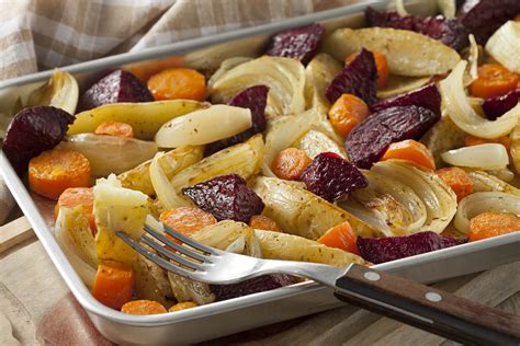  Rolo de Carne com Vegetais Assados no Forno: Um Prato que Desperta os Sentidos com sua Explosão de Sabores e Texturas Apetitosas!