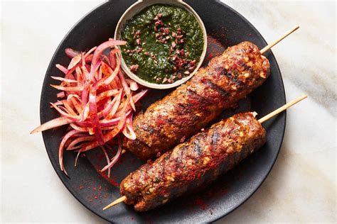  Seekh Kebab: Um Banquete de Especiarias Que Explodem em Seu Paladar!