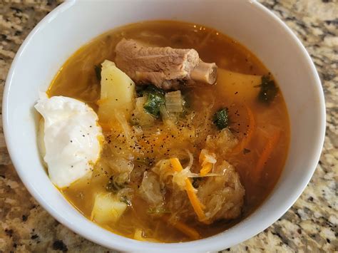  Shchi! Uma Sopa Azeda e Picante que Aquecerá Sua Alma em Ufa