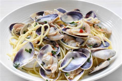  Spaghetti alle Vongole: Uma explosão de sabores frescos do mar com um toque picante e irresistível de alho!